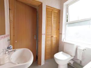 Bilik mandi di Carnation Flat A in Wembley +14 gambar