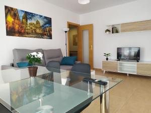 TV a/nebo společenská místnost v ubytování Apartamentos "EL BARCO"