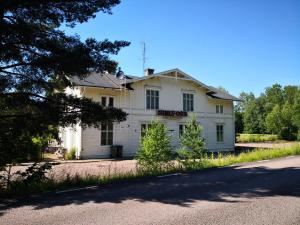 Perrongen Guesthouse في Munkfors: بيت ابيض جالس على جانب الطريق