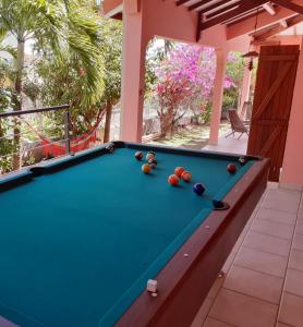 una mesa de billar con bolas encima en Martinique hostel, en Sainte-Luce
