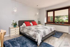 Tempat tidur dalam kamar di Apartament Francuzka