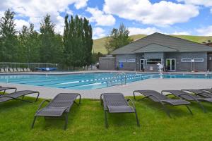Bazén v ubytování Single Level Ranch Condo in Elkhorn nebo v jeho okolí