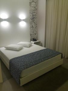 a white bed with a white comforter and pillows at ibis Styles Boa Vista in Boa Vista