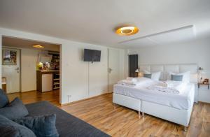 1 dormitorio con 1 cama blanca y sala de estar en MoselUnion - "schlafen & genießen", en Cochem