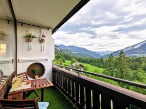 a balcony with a table and a view of mountains at Jonas Deluxe Apartment Panoramablick in Bad Goisern