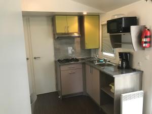 Kuchyň nebo kuchyňský kout v ubytování Mobile Home Camping Tohapi Agde