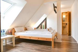 ein Schlafzimmer mit einem Bett im Dachgeschoss in der Unterkunft Boutique Hotel Kokoschinski in Feldberg