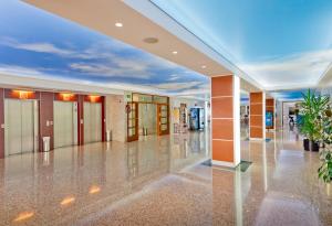 a large hallway with a lobby with aoc at GHT Oasis Park & Spa in Lloret de Mar