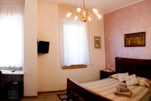 een kleine slaapkamer met een bed en een raam bij B&B Villa Caterina in Pescantina
