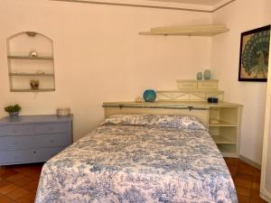 A bed or beds in a room at Villa Soprana by Agenzia SolturElba