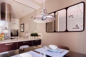 een keuken met een eettafel en een grote spiegel bij San Amaro Beach Apartment in A Coruña