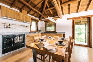 een grote keuken met een houten tafel en stoelen bij Lujosa casa en la Ribeira Sacra in Acova