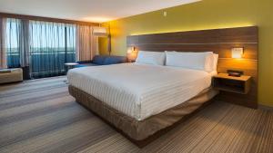 Un pat sau paturi într-o cameră la Holiday Inn Express Fullerton-Anaheim by IHG +22 fotografii