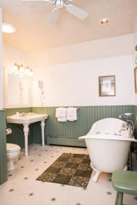 a bathroom with two sinks and a tub and a toilet at Manchester View in Manchester