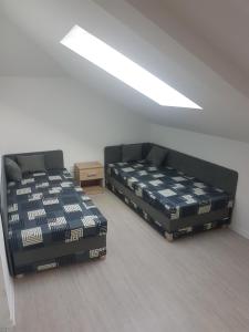Postel nebo postele na pokoji v ubytování podkrvnī byt pro dva s kuchyňou