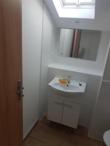 Koupelna v ubytování podkrvnī byt pro dva s kuchyňou
