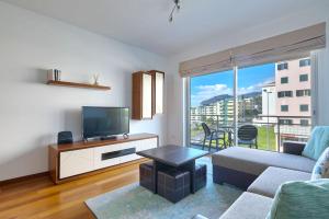 フンシャルにあるSunset Apartment by HR Madeiraのリビングルーム(ソファ、テレビ付)