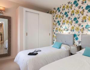 En eller flere senge i et værelse på Flamboyant Tree Garden Holiday Home + 20 billeder