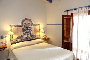 1 dormitorio con 1 cama con cabecero azul y blanco en Hotel Rural El Molino de Felipe, en Mula 37 fotos más