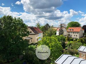 Blick auf eine Stadt mit Häusern und Bäumen in der Unterkunft Quiet apartments in Tempelhof in Berlin