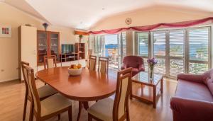 a kitchen and dining room with a table and chairs at Colonia Apartments in Orebić