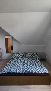 sypialnia z łóżkiem na poddaszu w obiekcie Pokoje blisko morza przy promenadzie w Kołobrzegu