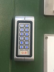 a remote control on the side of a green door at GuestReady - Belle Époque-Apartments in Porto