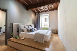 sypialnia z dużym łóżkiem w pokoju w obiekcie We Florence Terrace Resort we Florencji