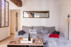 Cocon à Bulles Chic vue Cathédrale avec Spa-jacuzzi的休息区