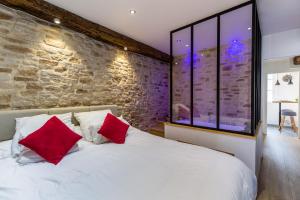 Cocon à Bulles Chic vue Cathédrale avec Spa-jacuzzi客房内的一张或多张床位