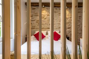 Cocon à Bulles Chic vue Cathédrale avec Spa-jacuzzi客房内的一张或多张床位