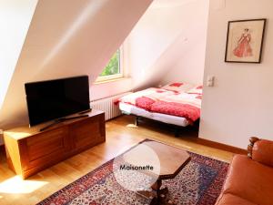 Quiet apartments in Tempelhof في برلين: غرفة معيشة فيها تلفزيون وسرير