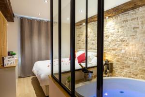 Cocon à Bulles Chic vue Cathédrale avec Spa-jacuzzi客房内的一张或多张床位
