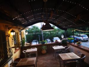 ein Restaurant mit Tischen und Stühlen auf einer Terrasse in der Unterkunft Locanda Miranda in Tellaro