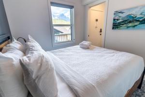 Postel nebo postele na pokoji v ubytování Basecamp Suites Canmore + 18 fotografií