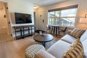 TV a/nebo společenská místnost v ubytování Basecamp Suites Canmore