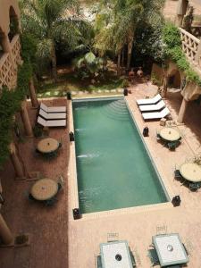 - une vue sur la piscine dotée de tables et de chaises dans l'établissement Riad Ain Khadra, à Taroudant