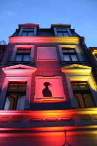 un edificio con un cartel con un sombrero en Red Nose Hostel with Self-Check In, en Riga
