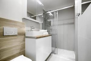 een badkamer met een toilet, een wastafel en een douche bij Apartament Matejki II - Unique Apartments in Szczecin