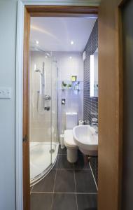 e bagno con doccia, servizi igienici e lavandino. di Cavalaire Guest House a Brighton & Hove