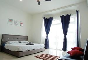 1 dormitorio con cama y ventana grande en Sri Penawar Harmoni Sweet Grace X Desaru Coast Water Park Johor Bahru, en Johor Bahru