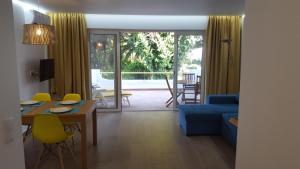クアルテイラにあるSunshine Apartmentのリビングルーム(青いソファ、テーブル付)