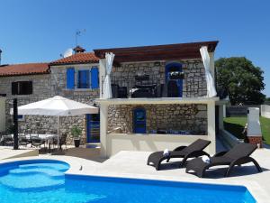 una villa con piscina e una casa di Villa la Felice a Poreč (Parenzo)