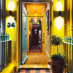 un couloir d'un bâtiment avec une porte jaune dans l'établissement Cavalaire Guest House, à Brighton et Hove