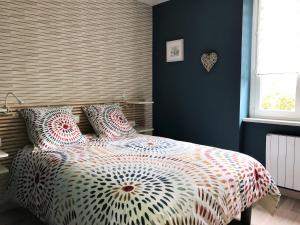 um quarto com uma cama com lençóis de bolinhas em Le coin de Fréderic em Colmar