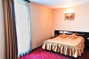 A bed or beds in a room at Hotel Magic GT Trivale