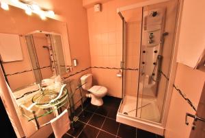 a bathroom with a shower and a sink and a toilet at Hotel Magic GT Trivale in Piteşti