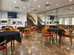 Reštaurácia alebo iné gastronomické zariadenie v ubytovaní Hotel Leuka + 37 fotografií