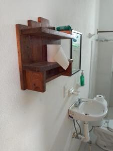 W łazience znajduje się umywalka i lustro. w obiekcie Andivi en la ruta dominica w mieście Yanhuitlán