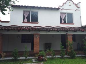 Casa blanca con techo rojo y 2 ventanas en Andivi en la ruta dominica, en Yanhuitlán